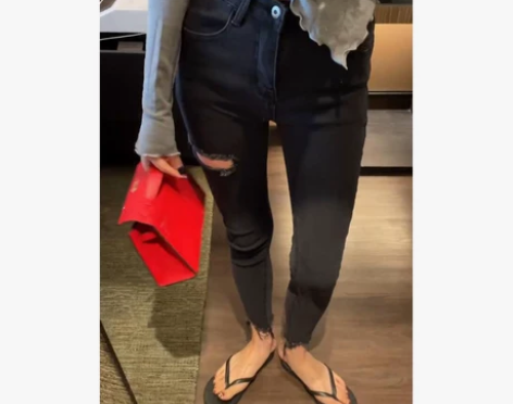 韩版破洞设计感气质百搭牛仔裤女修身显瘦弹力...