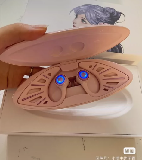 妖舞精灵耳机发光白色降噪耳机，弟弟给我买的...