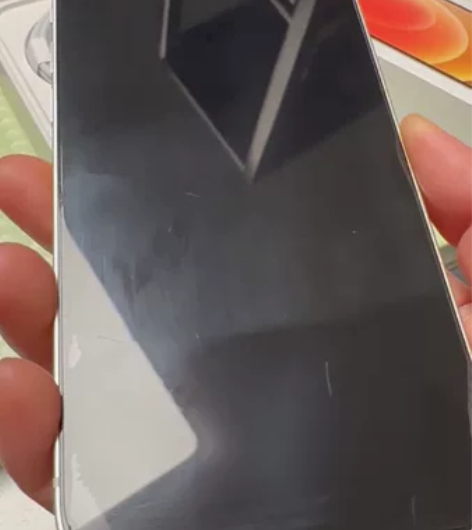 苹果12白色 256G。 21年4月份前男...