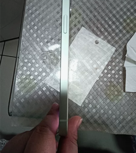 苹果12转自用机外观完好，无任何维修实体店...