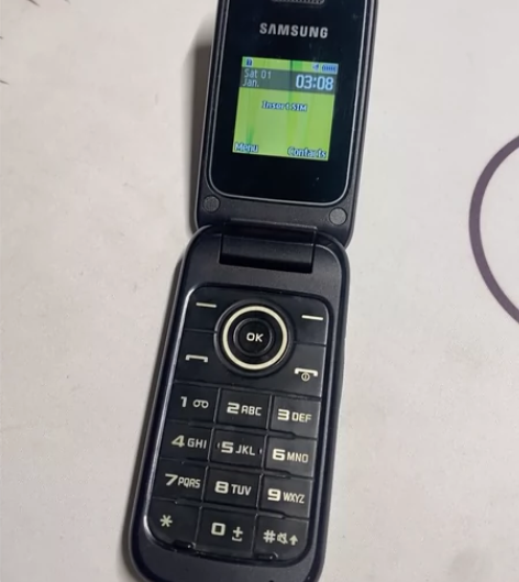 三星手机，翻盖E1190。购自英国，T-m...