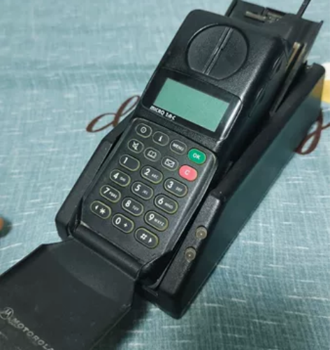 摩托罗拉——经典翻盖手机，机头加两块电池，...