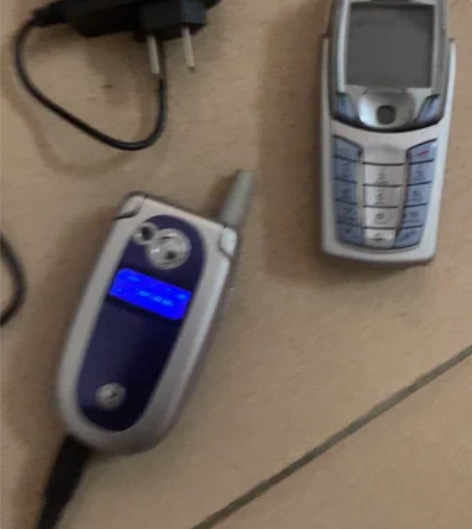 摩托罗拉翻盖手机，一机一电一座，1充电器，...