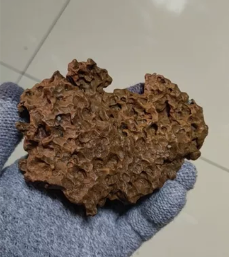 本身自带油性的天然奇石，可做镇纸或搭配山石...