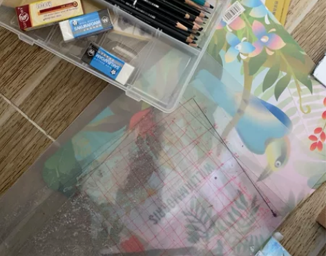 里面的笔没用过 全新的笔盒也是 送垫板和调...