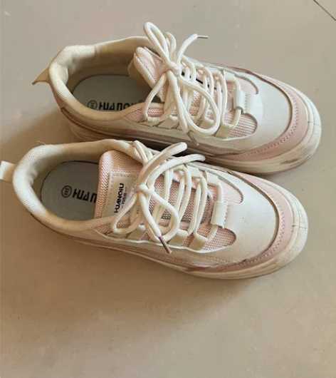 环球女鞋休闲鞋运动鞋，仅穿过一次，因为款式...