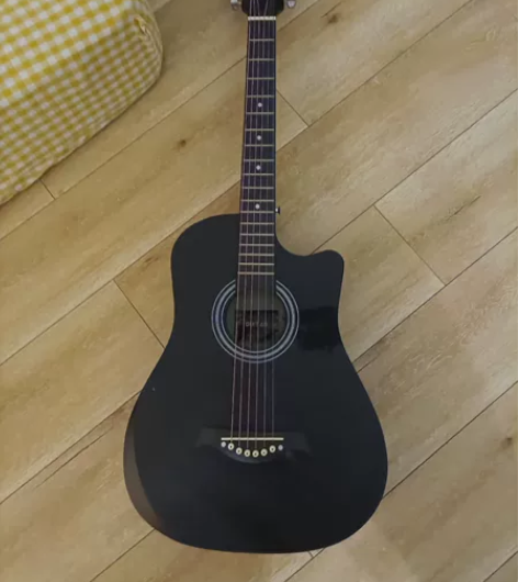 吉他九成新便宜出 感兴趣的话点“我想要”和...