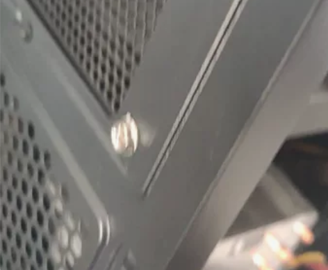出个侧透机箱   买了一个星期左右 显卡塞...