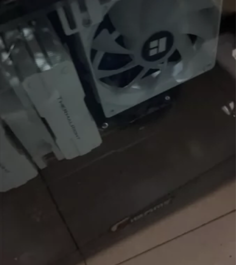 鑫谷拉克丝重装版机箱亚克力侧板，还有一张螺...