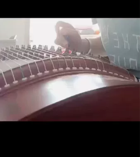 现有品质二手古筝一台   琴盒扇叶有点瑕疵...