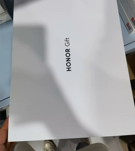 荣耀（HONOR）保温杯礼盒，包括一个白色...