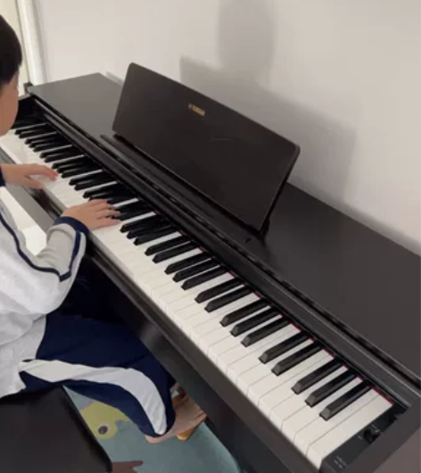 孩子弹到了7级 换钢琴了 出雅马哈电钢琴Y...