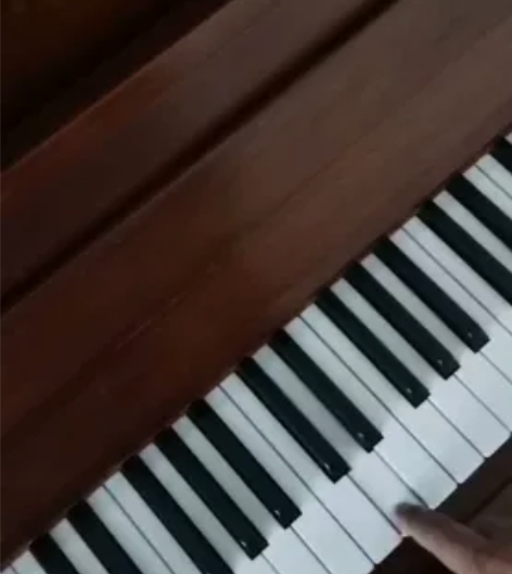 钢琴出售，非常漂亮英昌立式钢琴， 成色9成...