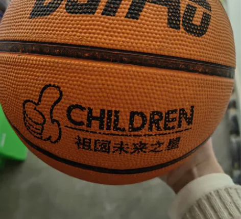 4号篮球，幼儿园做球操需要买的，就用了两个...