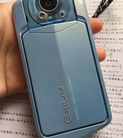 卡西欧相机 我是学生党 去年的时候买的 但...