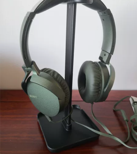 SONY 索尼重低音 购物西单大悦城专柜。绿色和金属杆吸引了...