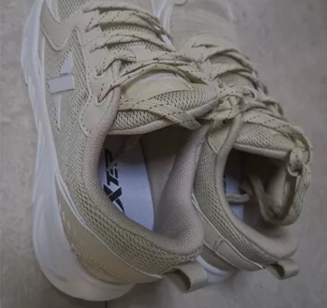 特步店购买，一次没有穿过，连盒带鞋放角落忘...