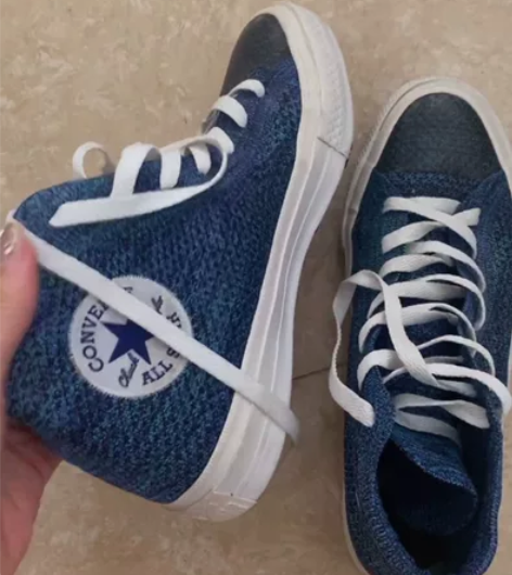 匡威 印象中穿过一两次 挺新的 在家一直吃...