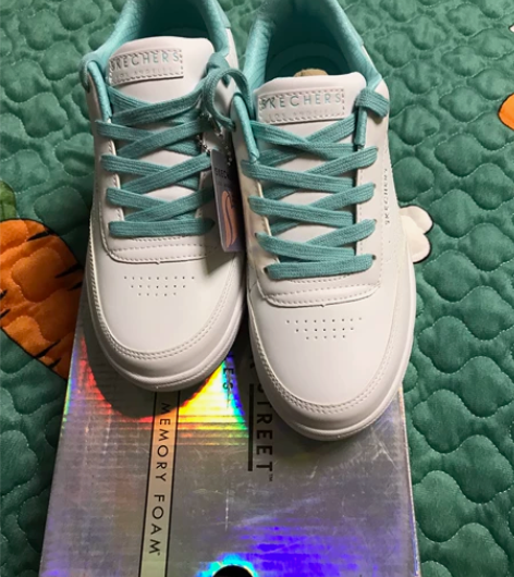 全新斯凯真皮板鞋，全新正品，配色很清爽，四...