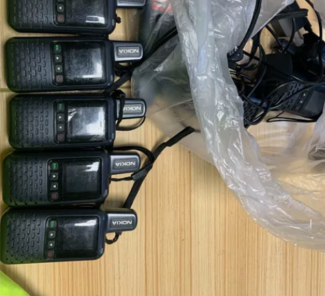 诺基亚5G对讲机 一共有10个，充电器不全...