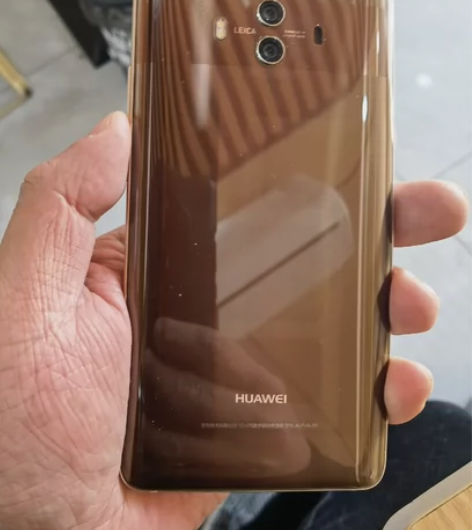 几乎全新的华为mate10，成色95新以上...