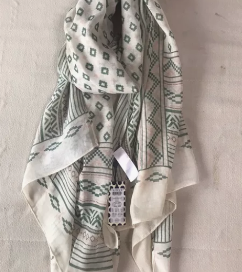 Pieces品牌围巾，确保正品，全新，吊牌...