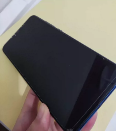 出一部小米8青春版。仅换过后盖，流畅不卡顿...