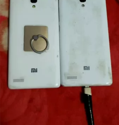 两部小米老旧手机合售！手机有划痕、污渍、磕...