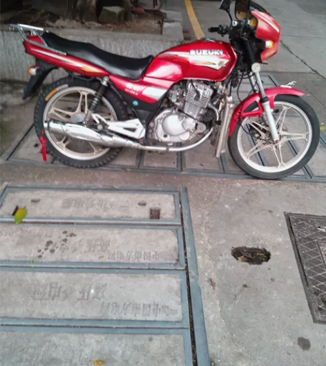 因，要回家过年，没有路费，才，忍痛卖摩托车...