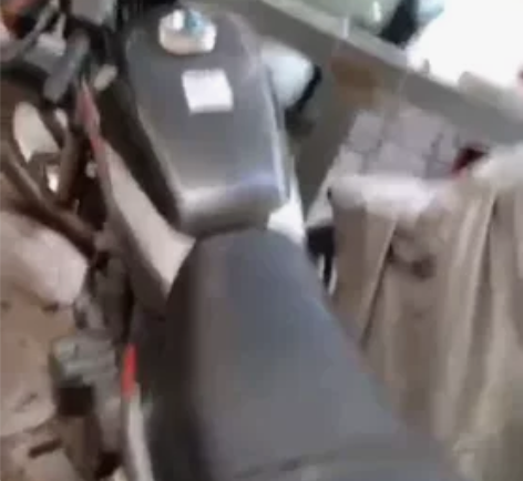 经典情怀老车，一台双缸飞鹰王摩托车，当年落...
