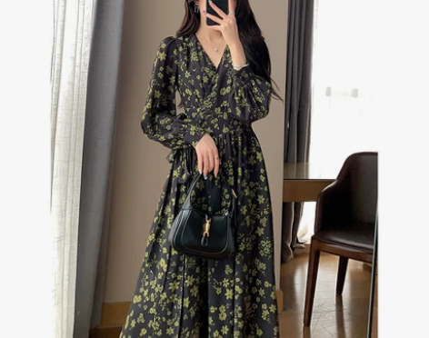 V领碎花长袖连衣裙女2023春装一片式茶歇...