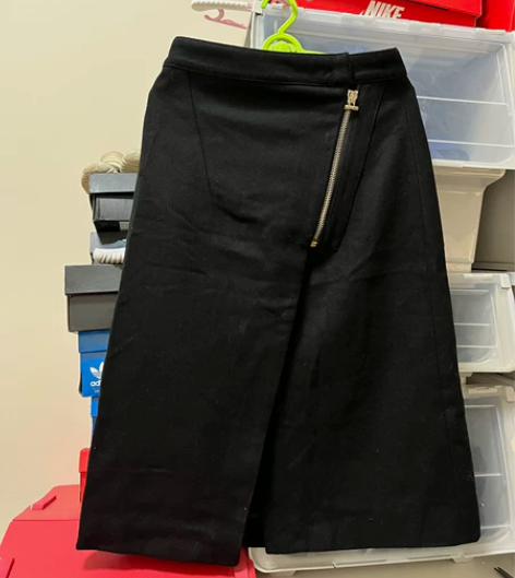 很喜欢的一款呢料A字裙 很硬挺,搭配衣服很...