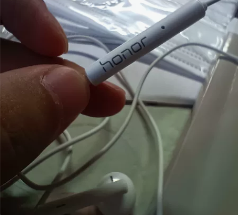 出一副荣耀全新耳机，圆孔的，有需要的咨询下...