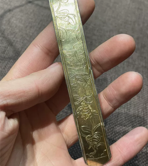 清代鎏金大扁方，刻花工艺很细致，金水好，品...