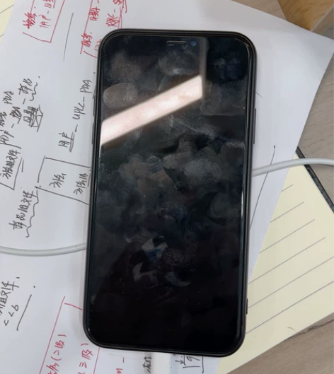 iPhone x 自用 后玻璃已碎 感兴趣...
