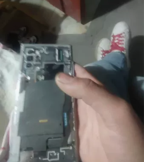 出售两部摔坏的手机，三星.nt10+5g和...