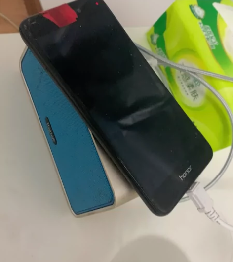 3个手机，伊拉克橙色，倒是都能开机[偷笑]...