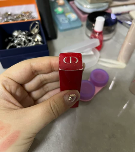 迪奥红管夹心口红707色号 外观磨损了 内...
