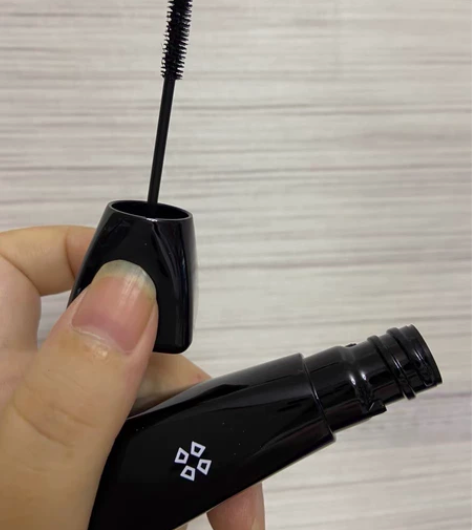 丹丝朵小黑塔睫毛膏自然纤长防水,全新一支,...