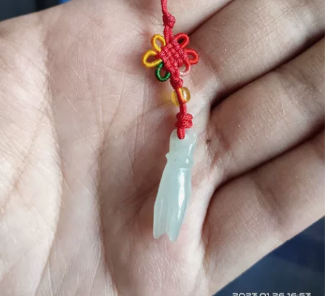 掌上明珠翡翠手机挂绳，如果我没记错，这挂绳...