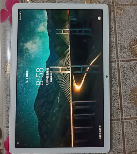 出荣耀平板7，屏幕和后壳无明显划痕，买来后...