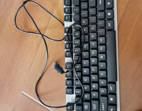 电脑键盘 几乎全新 不退不换 感兴趣的话...