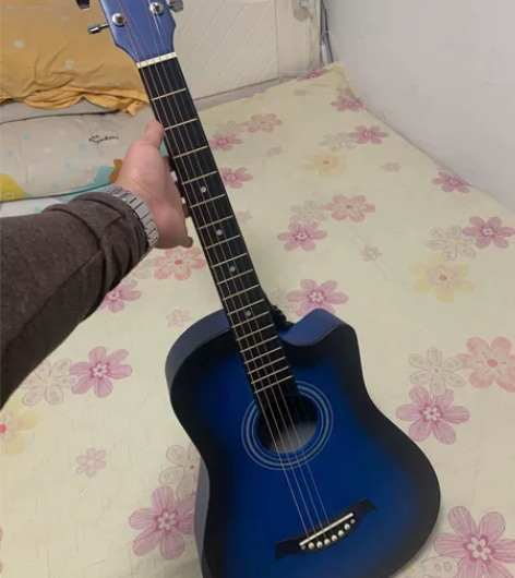 原价1500全新单板吉他，这把吉他是在我家...