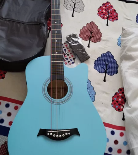 心血来潮入手的吉他，高考完之后弹了两天就放...