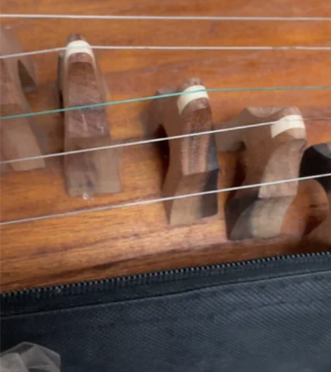 出几乎全新的古筝 放琴的支架包装没拆 调音...