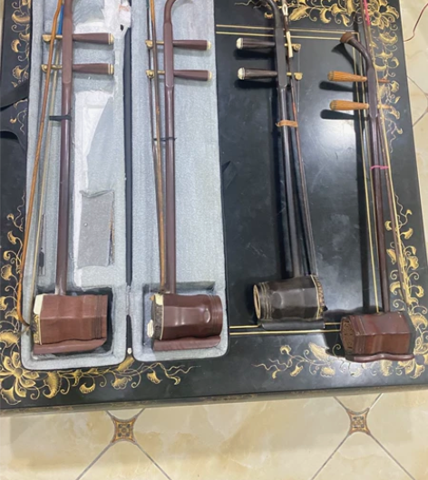 爸爸收藏的二胡 硬木的 还剩红木的 我不懂...
