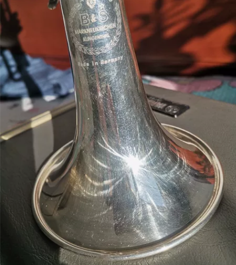 白象牌降B调白色小号，有使用过痕迹，活塞下...