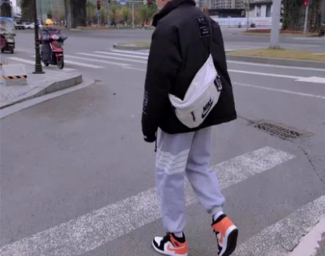 斜挎包男王一博同款背包运动健身包潮流胸包休...