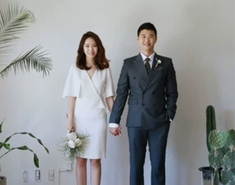 [莫妮卡] 简约气质轻婚纱软缎极简风领证旅...