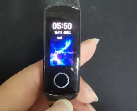 荣耀手环，没有充电线，送耳机 感兴趣的话点...